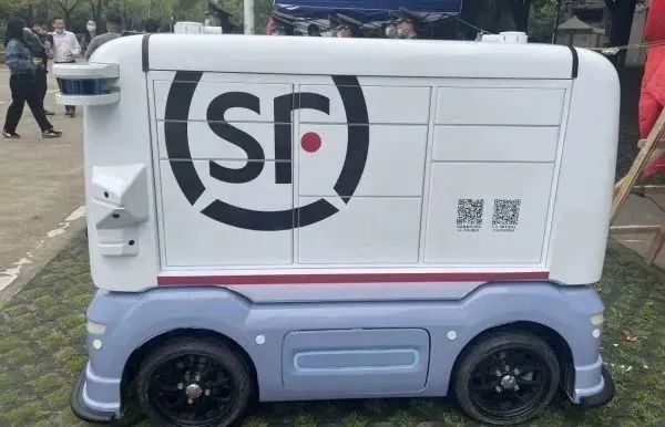 陕西一女子投诉“快递未送货上门”后电话被快递员发到征婚群(图1)