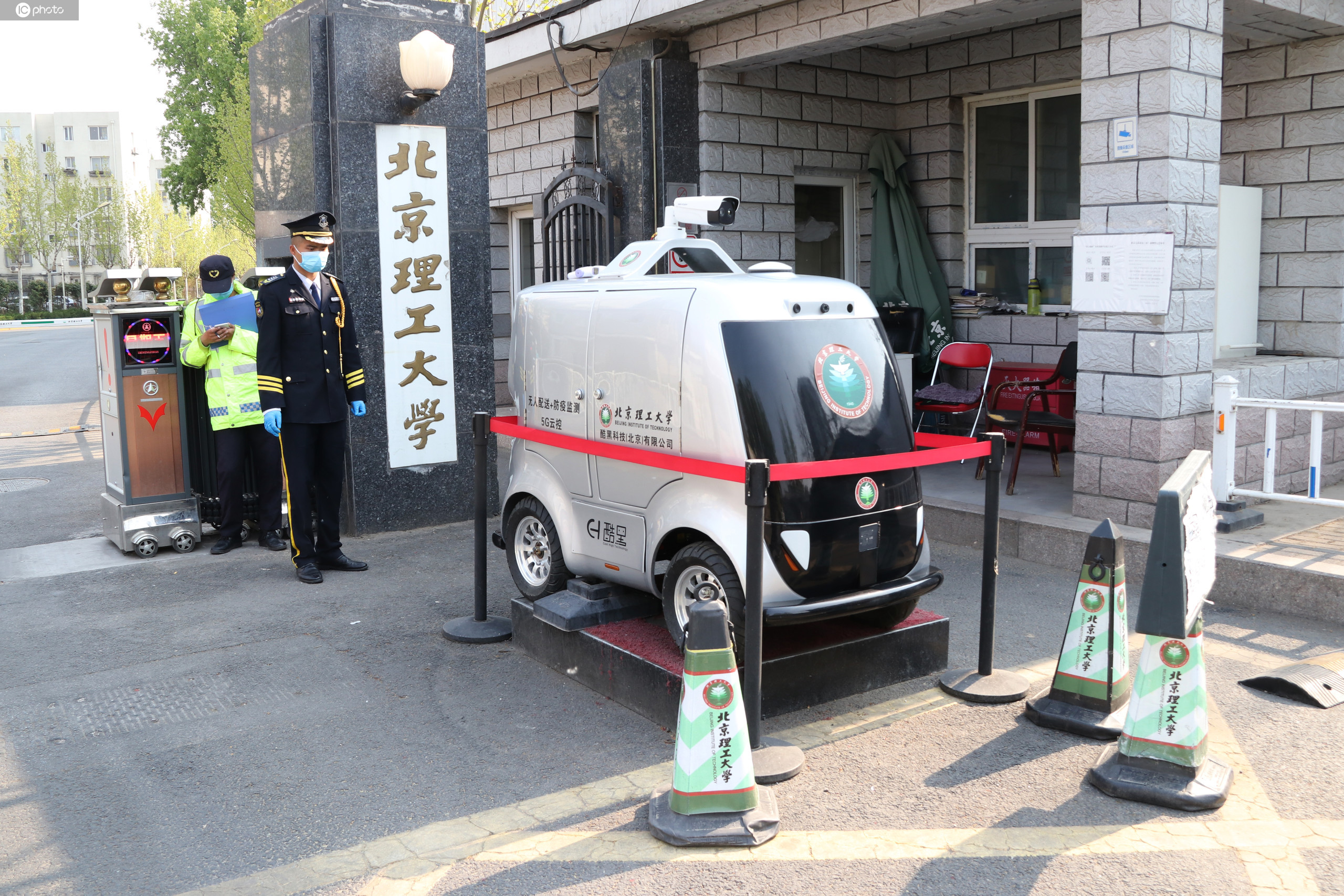 星空体育集团股份有限公司:无人配送智能车现身校园助力疫情期间零接触配送(图1)