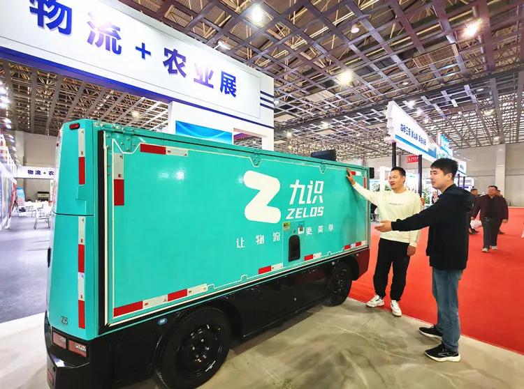 顺丰无人快递车怎么送的(图1)